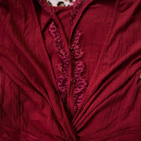 BRAND NEW WITH TAGS!! RED BUCKLE LONG SLEEVE OPEN BACK SHIRT - Picture 2 of 4